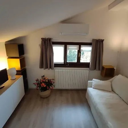 Apartment Como, Accogliente Mansarda Nel Verde Le Balze Tavernerio